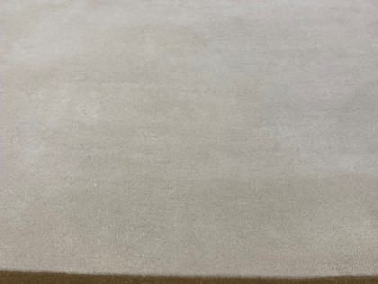 hand tuft beige rand170x240 cm In voorraad